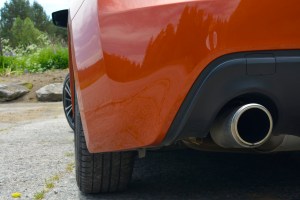 Jedna ze dvou koncovek výfuk, který dodává vozu brutální a přitom krásný zvuk