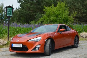 Ze předu autu dominuje sportovní nárazník a xenonová světla s LED denním svícením