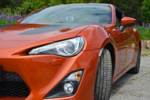 Ze předu je působí vůz velmi agresivně a sportovně