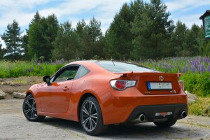 Záď zdobí dva obrovské laufy a již nemoderní čirá optika